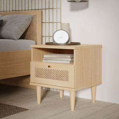Comodino Livia 1 cassetto con dettaglio in rattan intrecciato e nicchia a giorno colore rovere