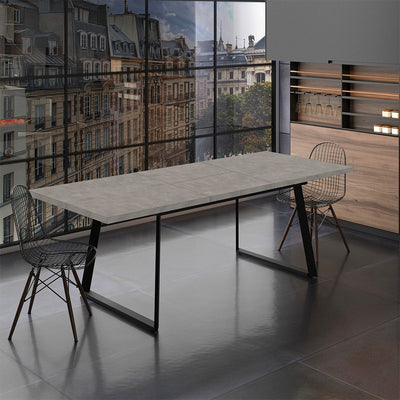 Tavolo allungabile Lavinya con piano cemento e gambe in metallo nero