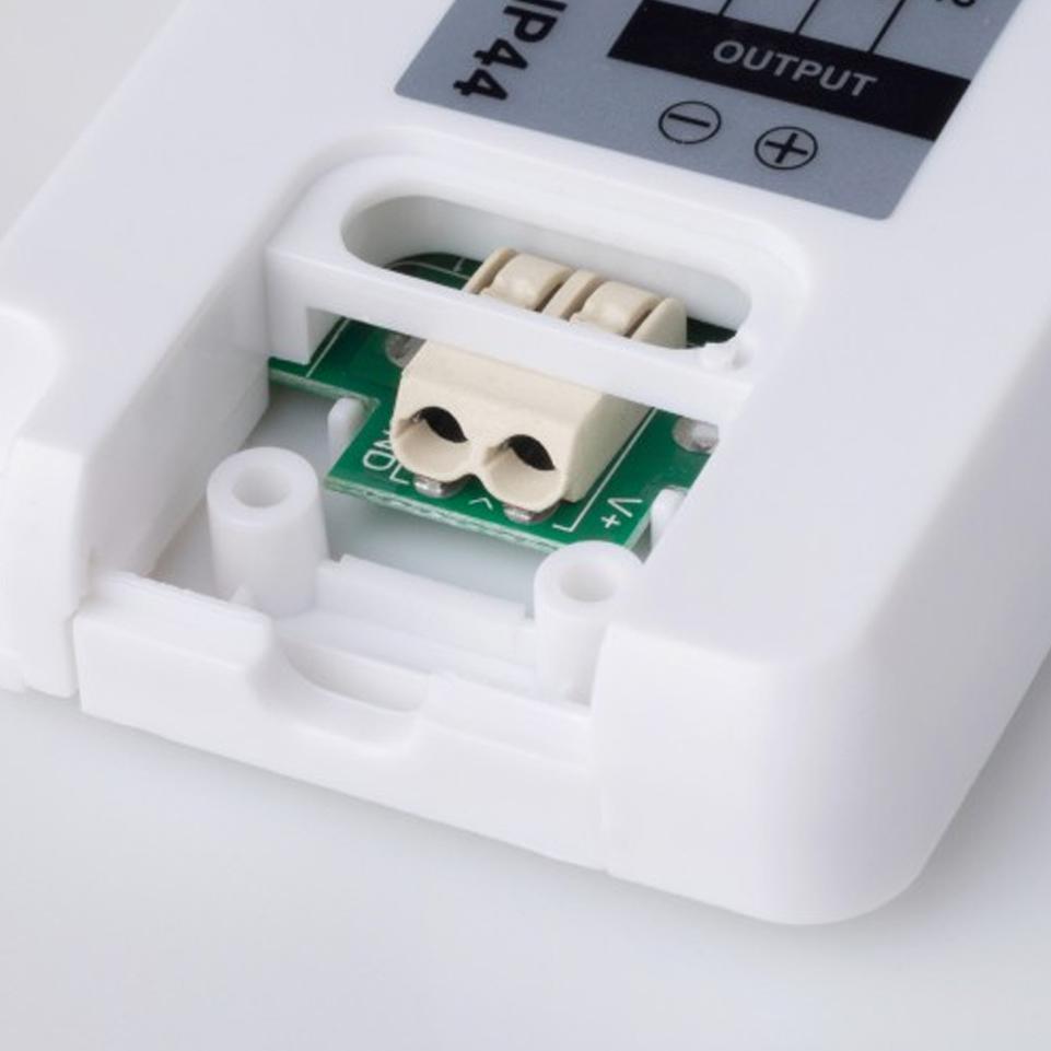 ALIMENTATORE DA MOBILE 24W 12V IP44 98X47X16MM