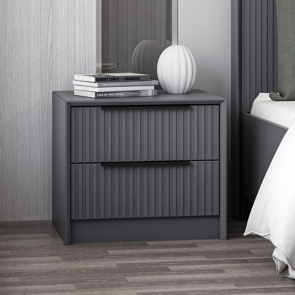 Comodino Kale in colore antracite con due cassetti incassati ad effetto cannettato