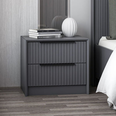 Comodino Kale in colore antracite con due cassetti incassati ad effetto cannettato
