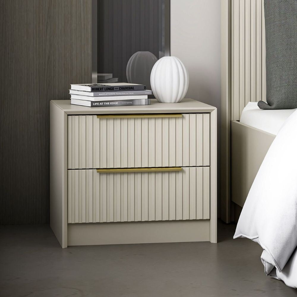 Comodino Kale in colore cashmere con due cassetti incassati ad effetto cannettato