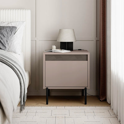 Comodino Mott con cassetto tortora e dark coffee con dettaglio decorativo