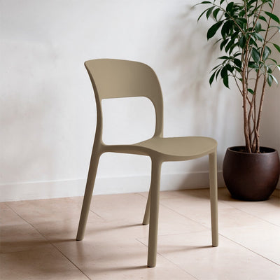 Sedia in polipropilene Vela con schienale ergonomico con apertura centrale colore taupe set 4 pezzi