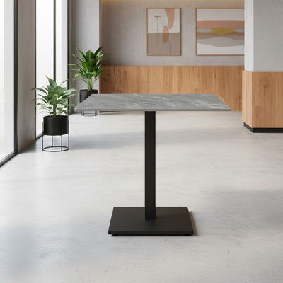 Set 2 tavoli Elora 80x80 con piano in ceramica effetto marmo grigio e gambe nere