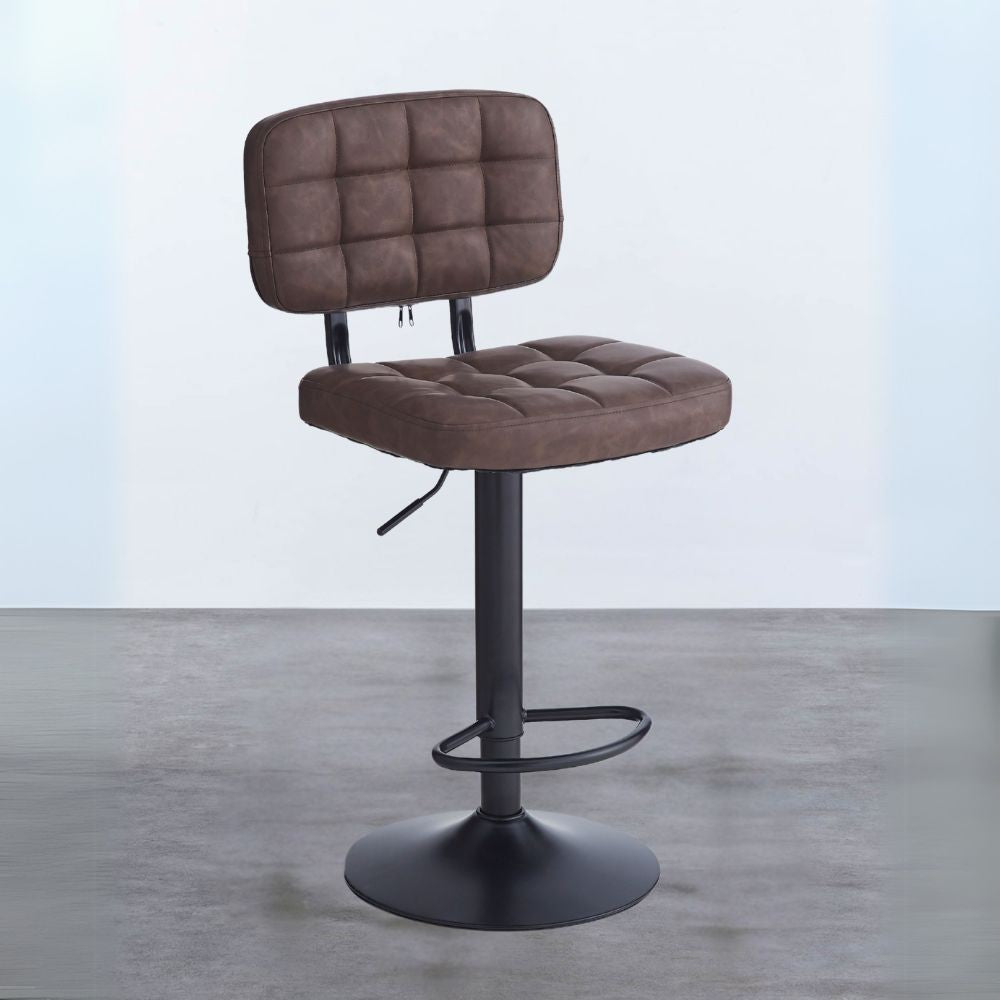 Sgabello Mavi con seduta e schienale in ecopelle brown e gamba in metallo nero