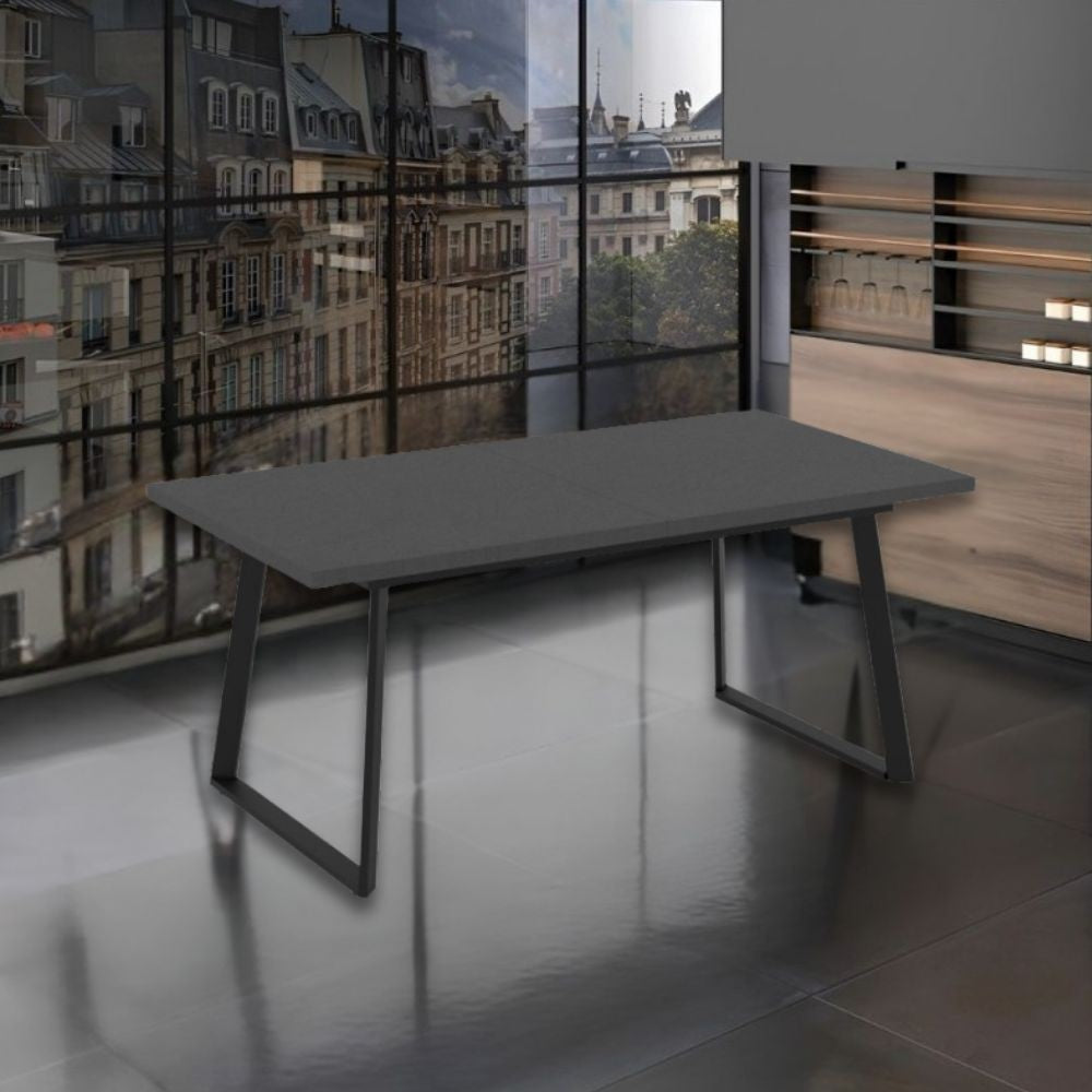 Tavolo allungabile Lavinya con piano colore ossido e gambe in metallo nero