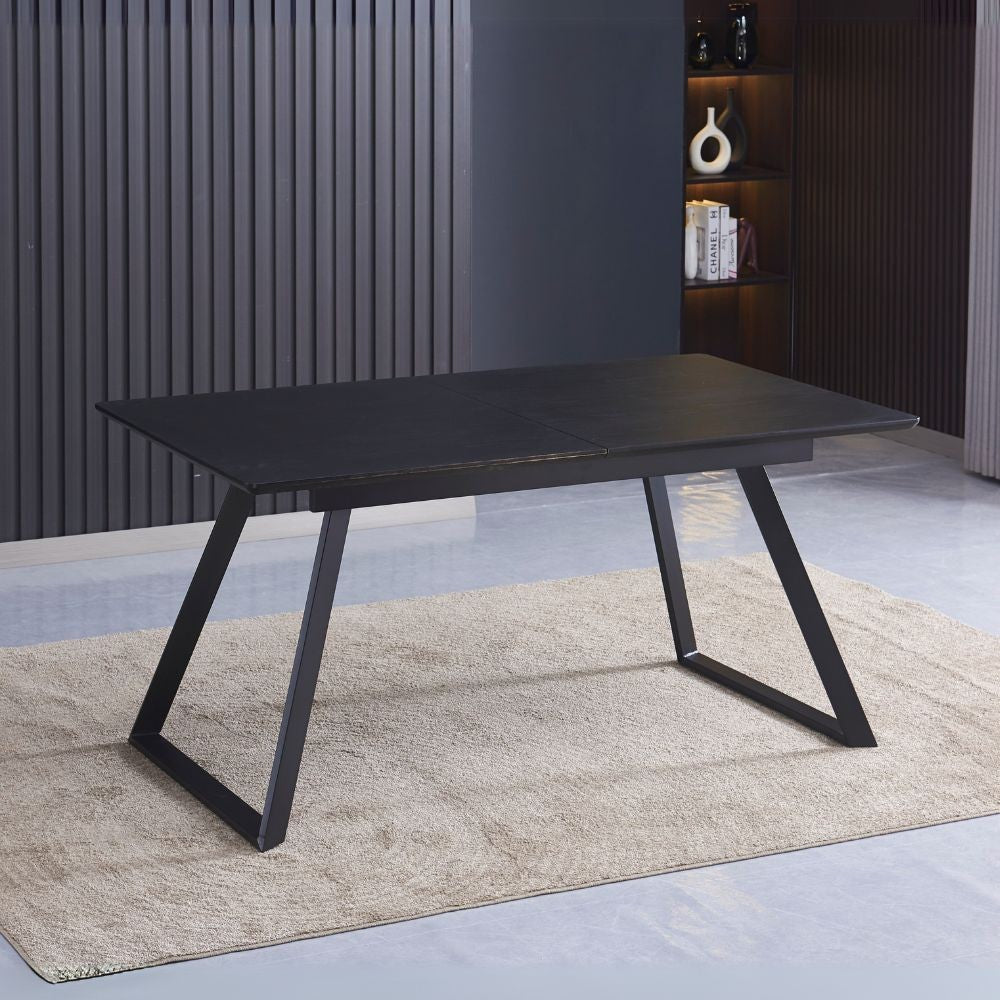 Tavolo allungabile Shelton con piano impiallacciato legno massiccio tinto nero e gambe in metallo nero