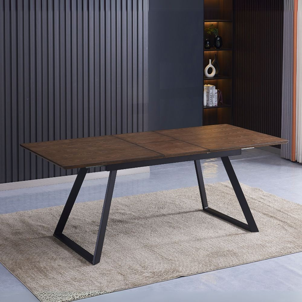 Tavolo allungabile Shelton con piano impiallacciato legno massiccio tinto noce e gambe in metallo nero