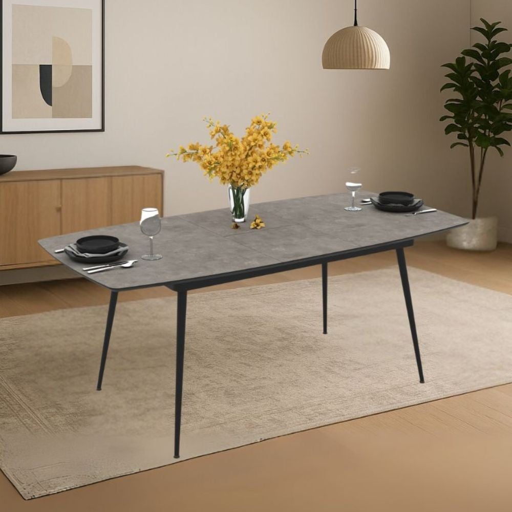 Tavolo allungabile Yense con piano colore cemento e struttura in metallo nero