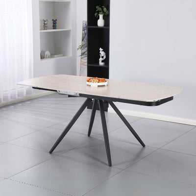 Tavolo girevole allungabile Kitti con piano in ceramica effetto marmo travertino e gambe in metallo nero