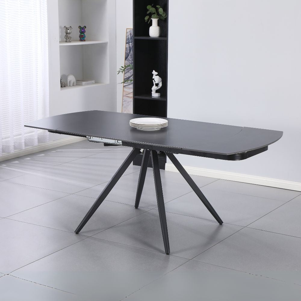 Tavolo girevole allungabile Kitti con piano in ceramica nero opaco e gambe in metallo nero