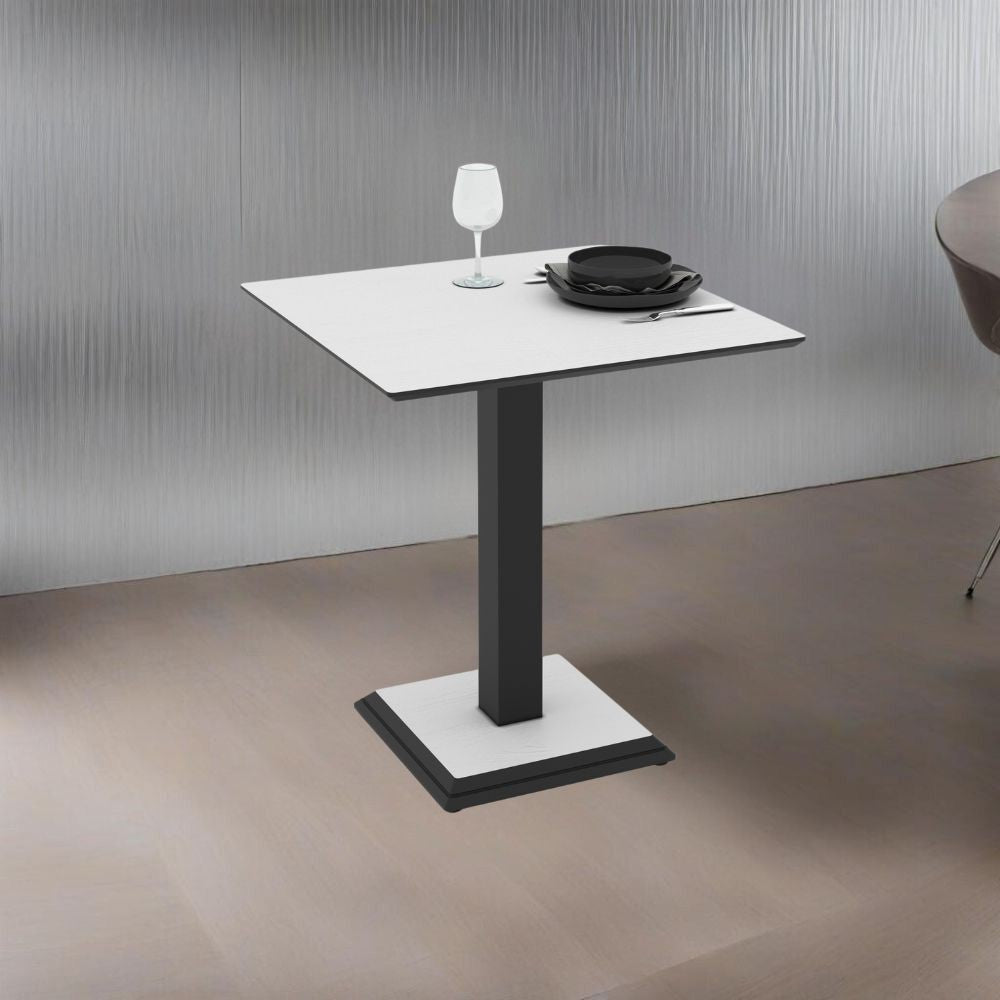 Tavolo fisso Lucas con piano in bianco frassinato e struttura in metallo nero